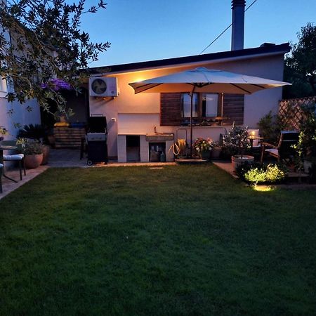 Studio Apartman Lilly With Private Parking In The Yard Of The House Pula Exterior photo