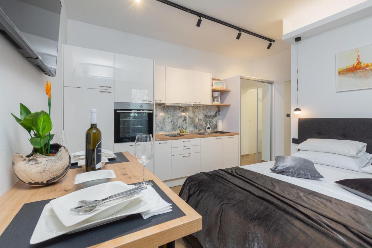 Studio Apartman Lilly With Private Parking In The Yard Of The House Pula Exterior photo