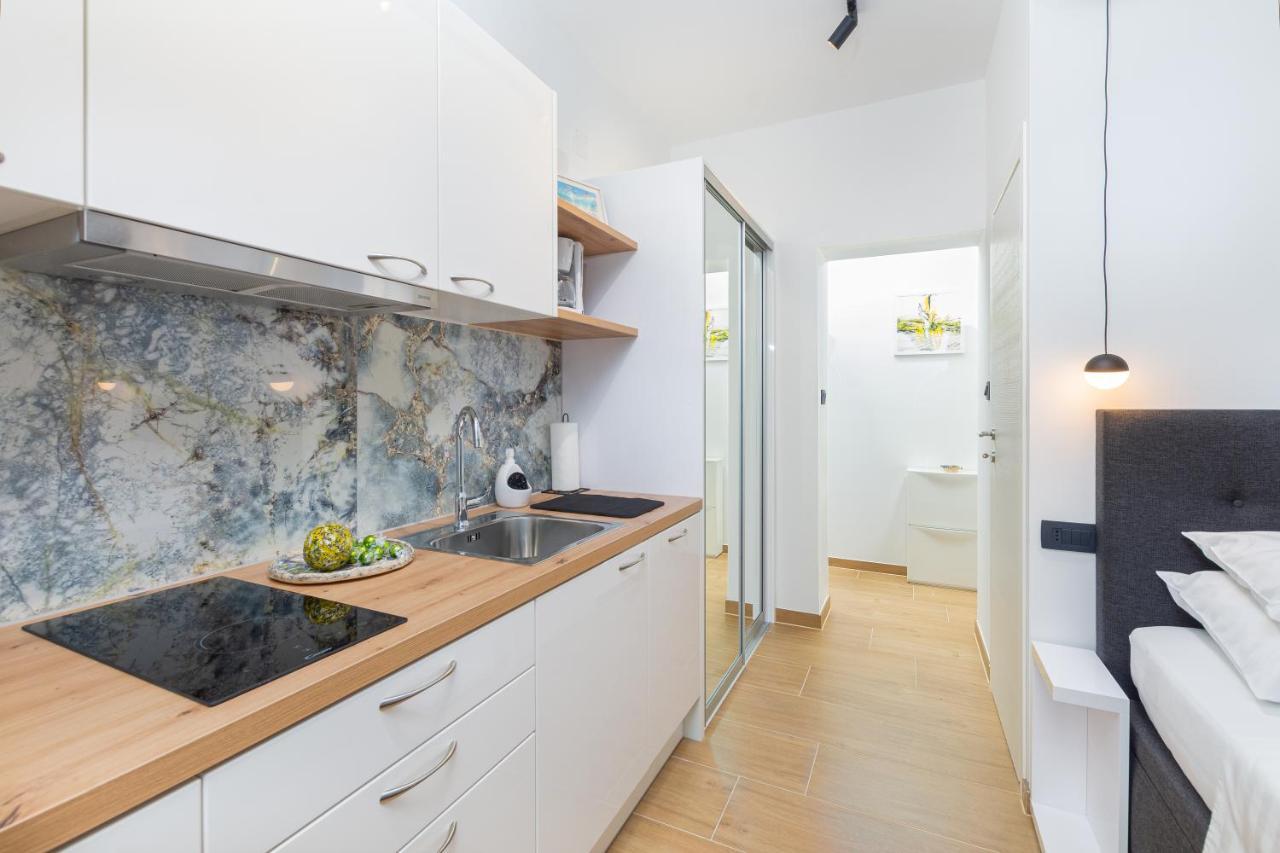Studio Apartman Lilly With Private Parking In The Yard Of The House Pula Exterior photo