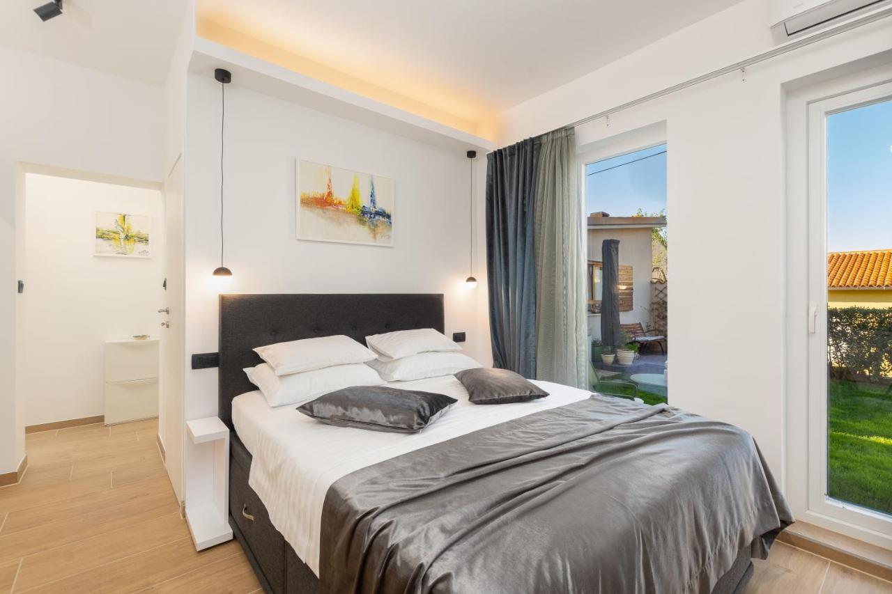 Studio Apartman Lilly With Private Parking In The Yard Of The House Pula Exterior photo