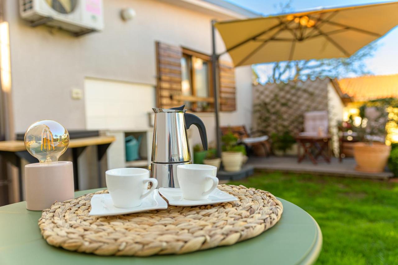 Studio Apartman Lilly With Private Parking In The Yard Of The House Pula Exterior photo