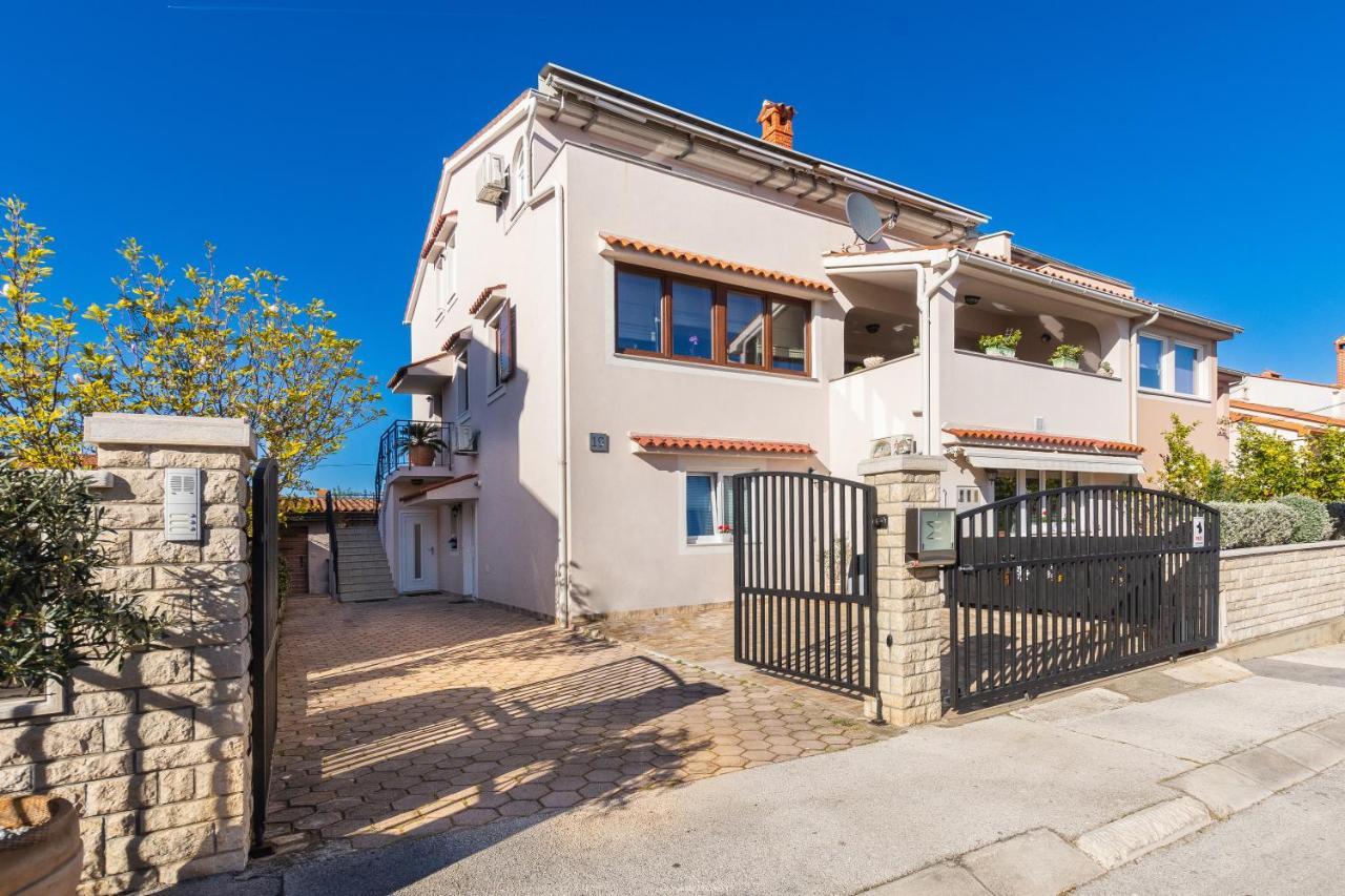 Studio Apartman Lilly With Private Parking In The Yard Of The House Pula Exterior photo